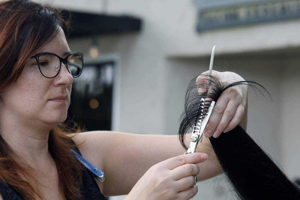 Cut the ends of long hair with a texturizer.